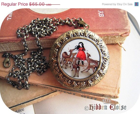 SPRING SALE -- Precious Grande Round Art Locket -Envy- F06