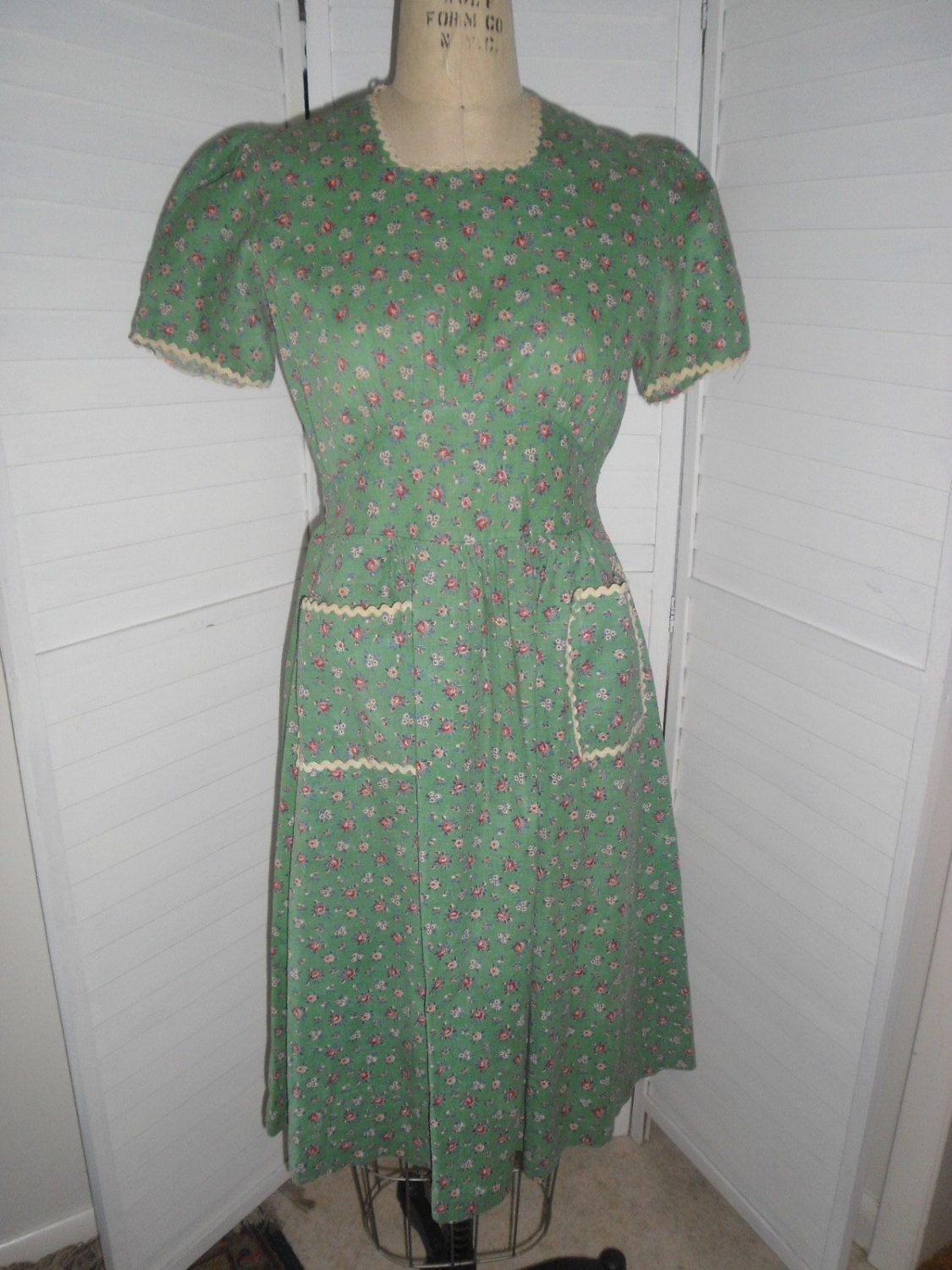 Girl Next Door 1930s Vintage Dress Feed Sack Cotton Floral Print  36 Bust  29 Waist FREE U S SHIPPING