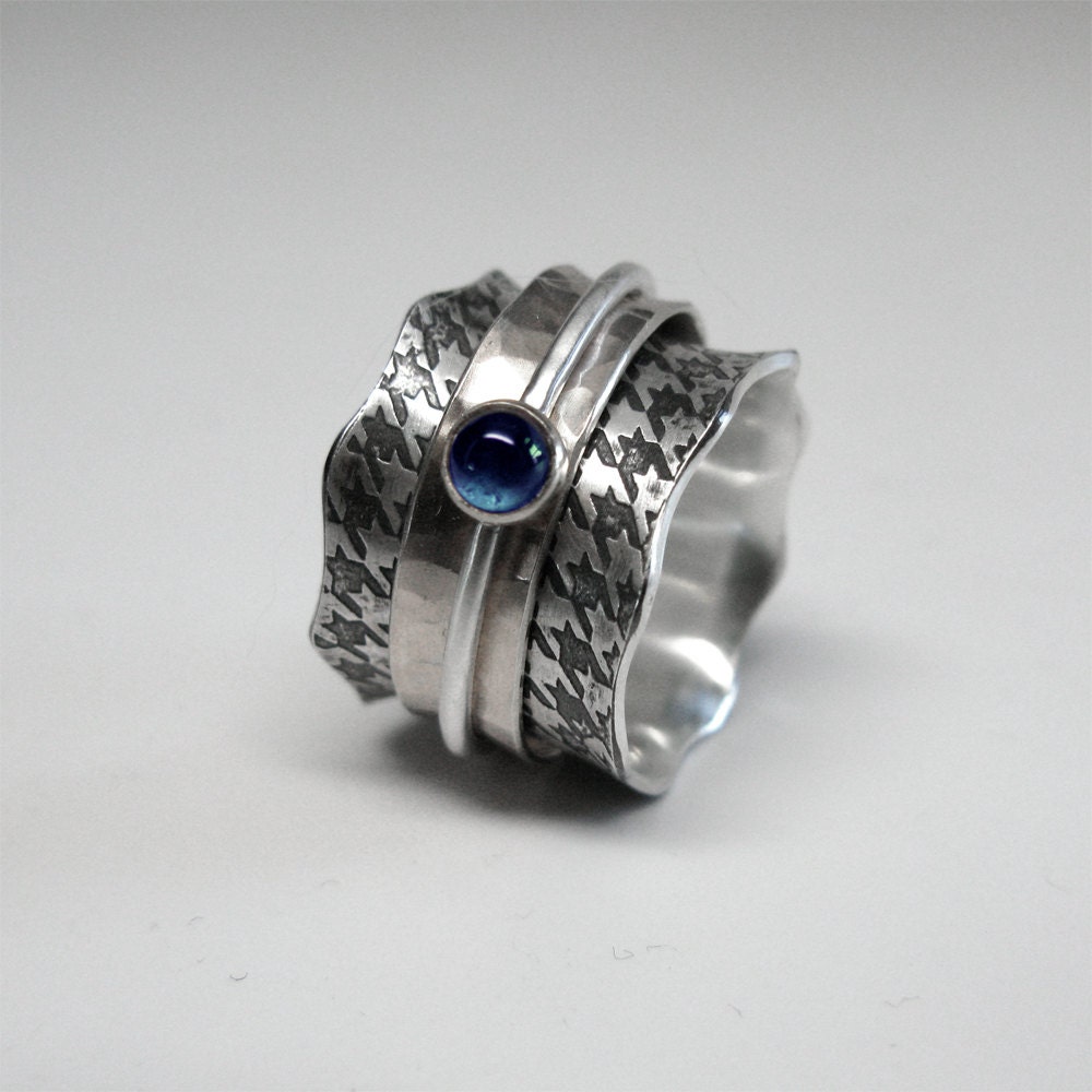 Sterling Silver Houndstooth Spinner Ring with 4mm Sapphire