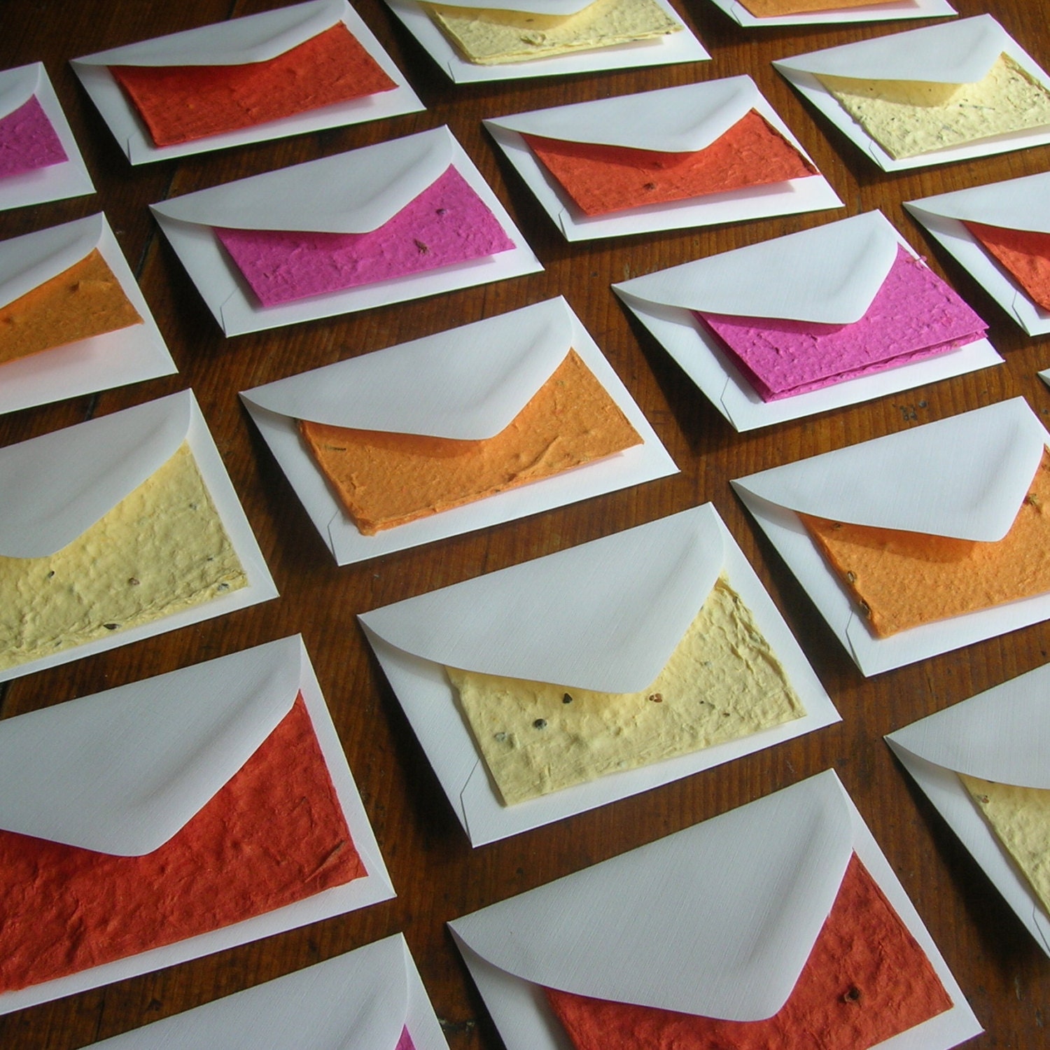 Plantable paper flat cards with miniature envelopes - in warm colors - Made of handmade paper and wildflower seeds - Wedding place card