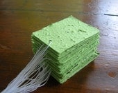 Plantable paper wedding place cards - Green tags made of handmade paper and wildflower seeds - Garden wedding - Eco friendly wedding