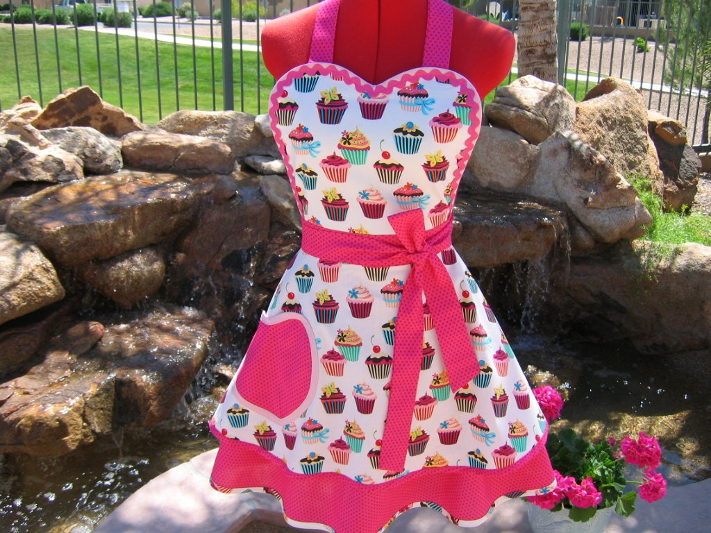 Cupcake Apron / Womens Aprons / Retro / Sweetheart / Scarlet Chic Sassy Apron  / Sweet Tooth Cupcakes