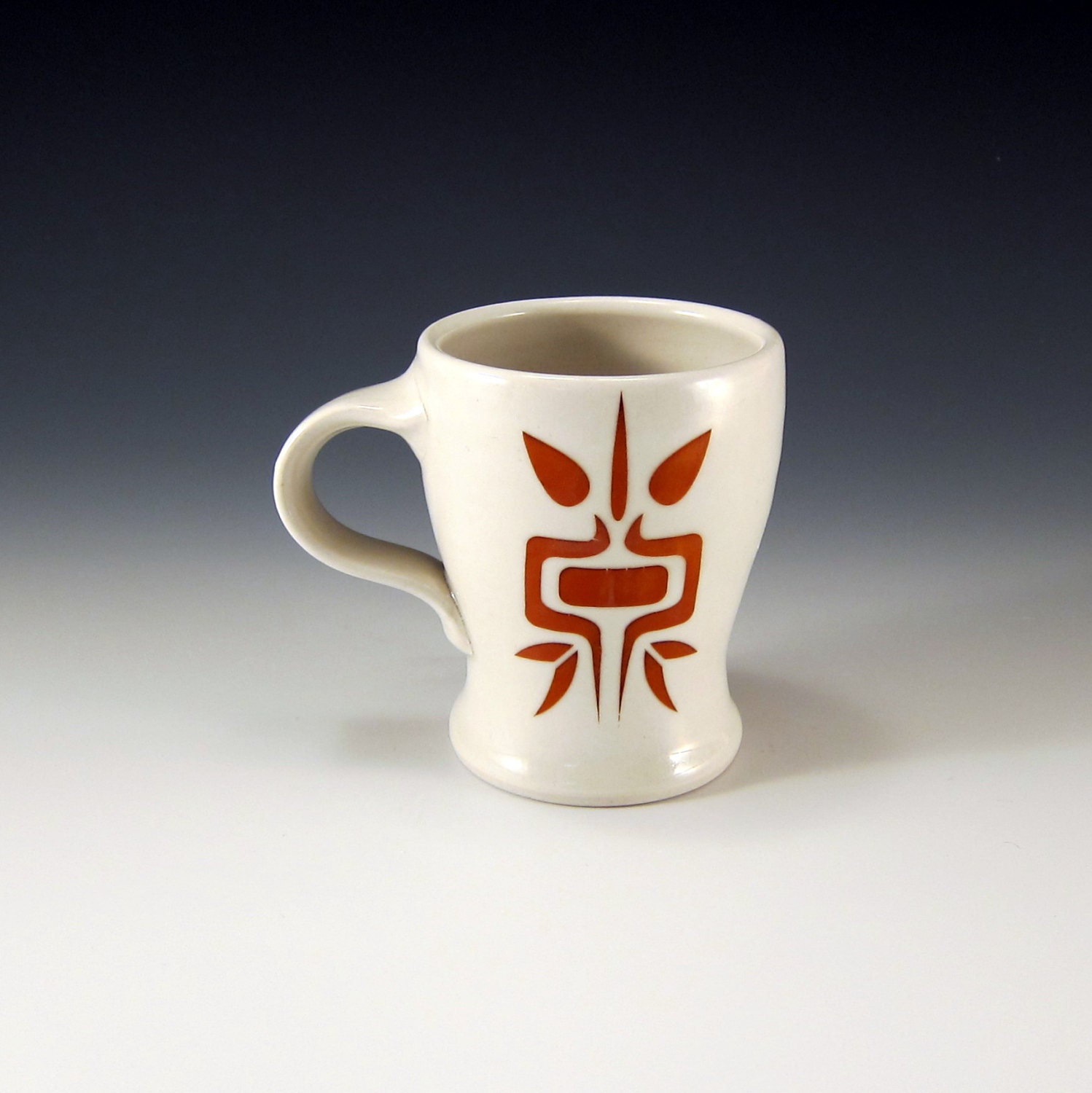 Curvy white mug with mod design
