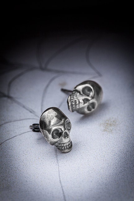 LA MORT-silver skull studs
