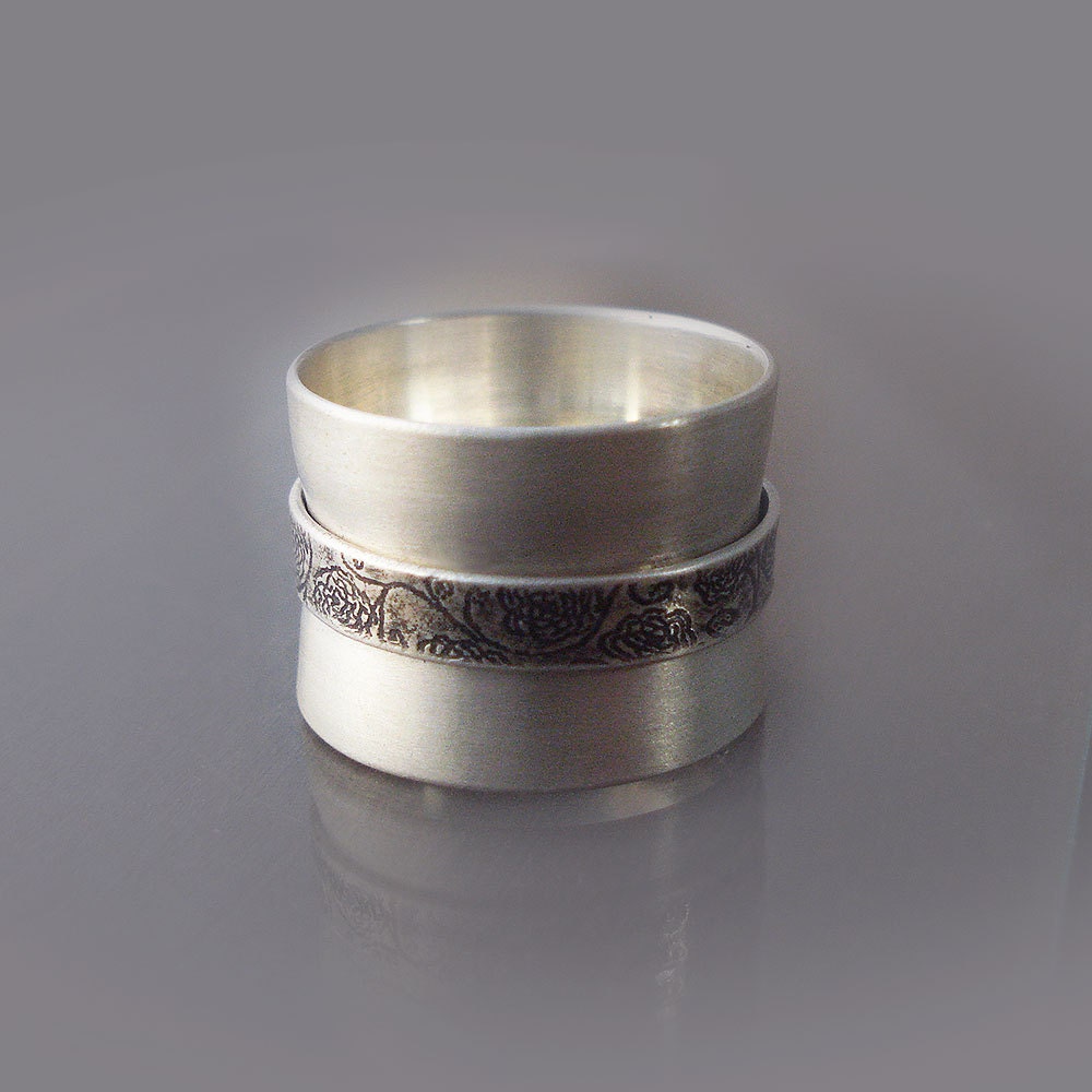 Sterling Silver Spinner Ring with Oxidized Etched Band - Rose Garden Pattern OOAK