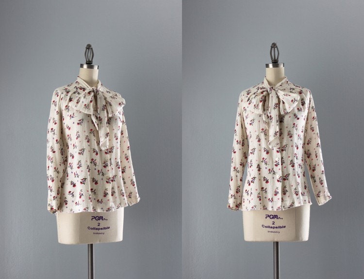 1970s Blouse / Vintage 70s Bow Neck Blouse / Tiny Floral Print Cotton Gauze 70s Top