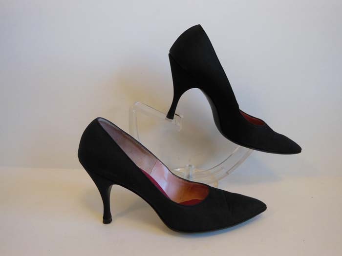 1960s shoes / In-sole-able Red Mad Men Vintage 60's Black Pumps
