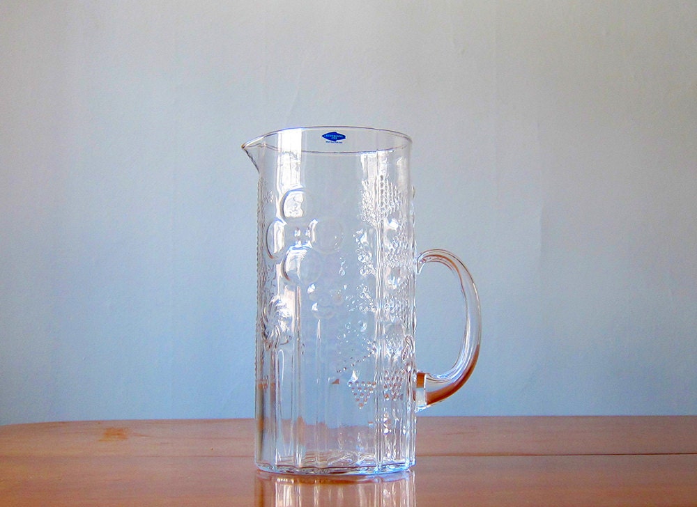 Nuutajärvi Flora pitcher by Oiva Toikka