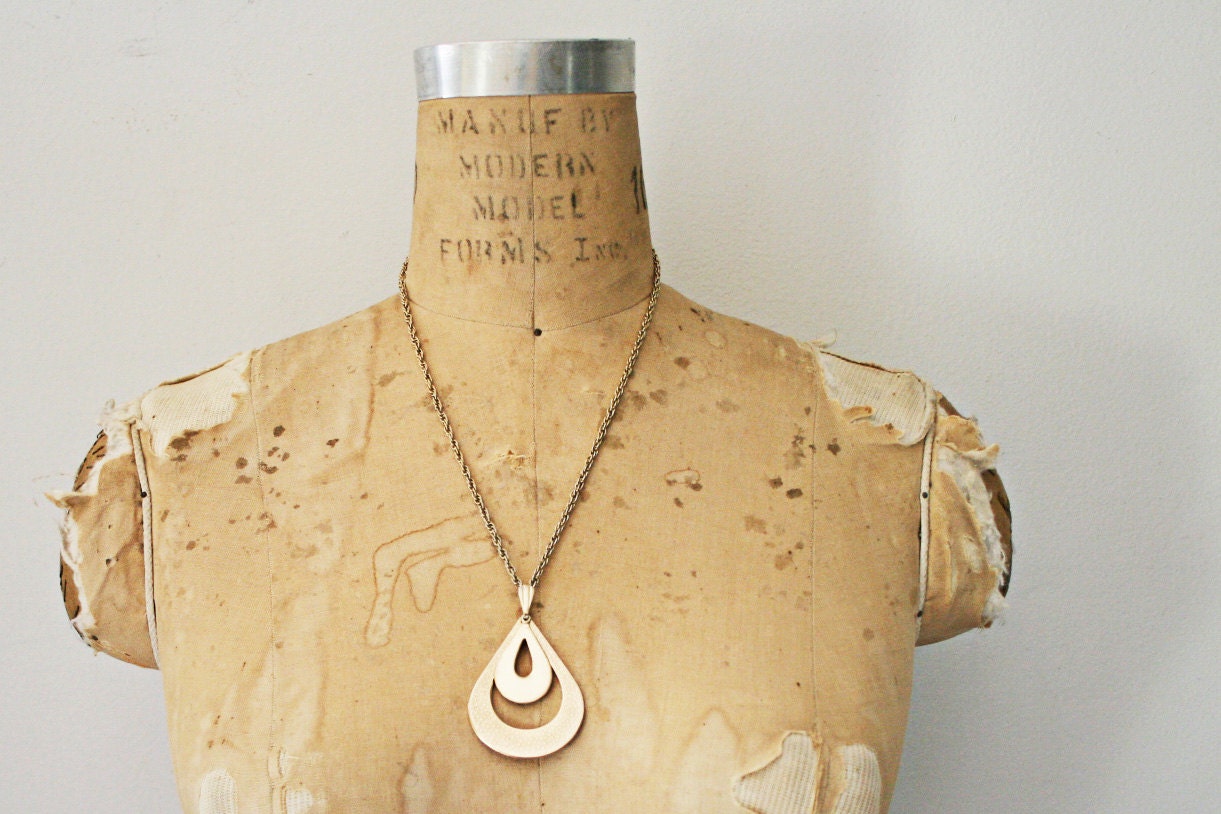 vintage 70s Textured Gold Tone Metal Geometric Double Tear Drop Necklace