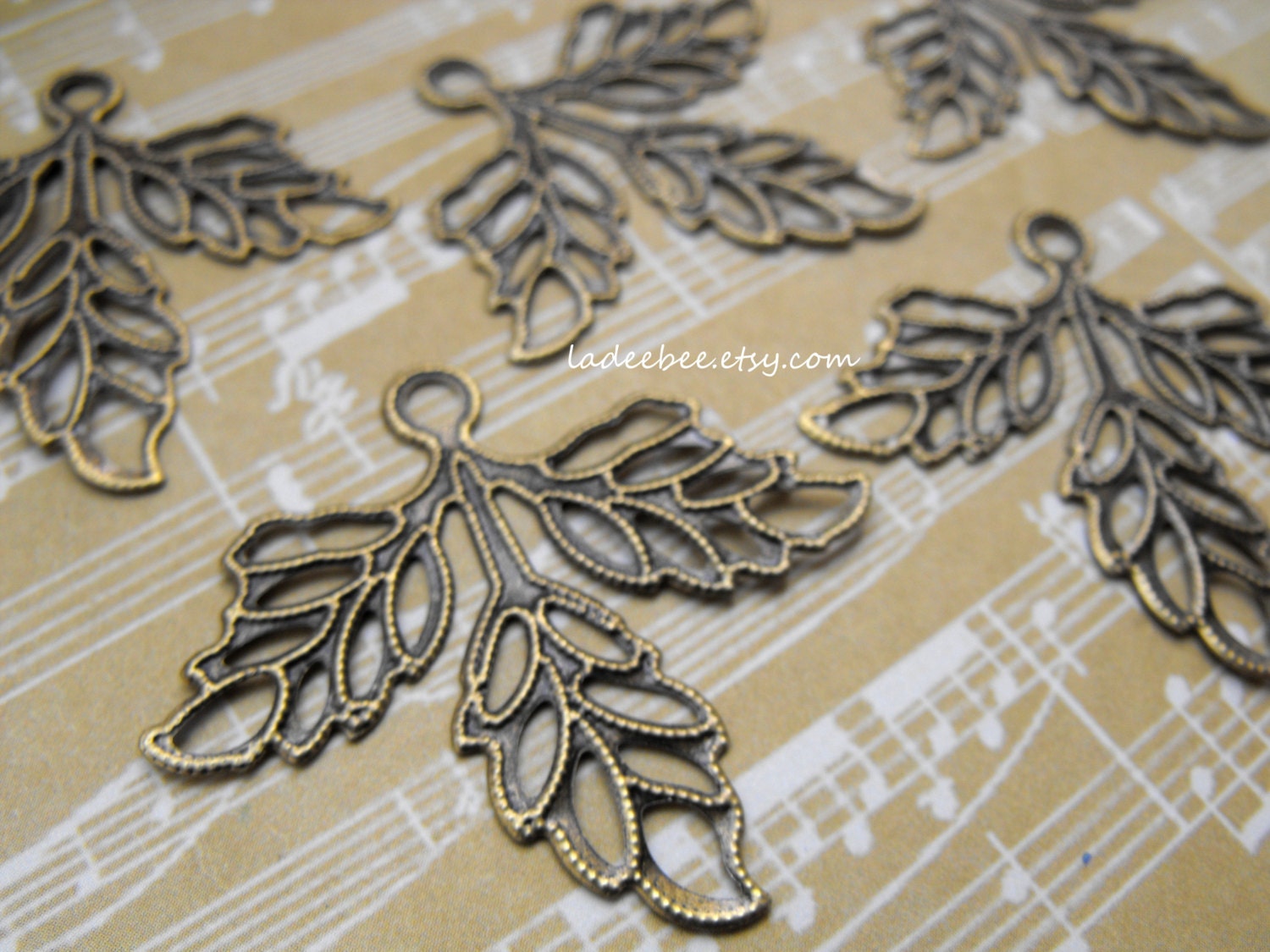 Pendants - 10 Three Leaf Foliage Pendants