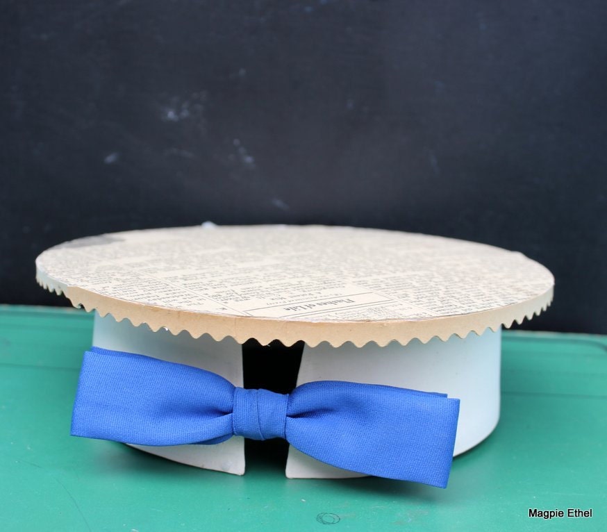 Vintage Inspired Bow Tie Collar Display Stand, Blue Bow Tie