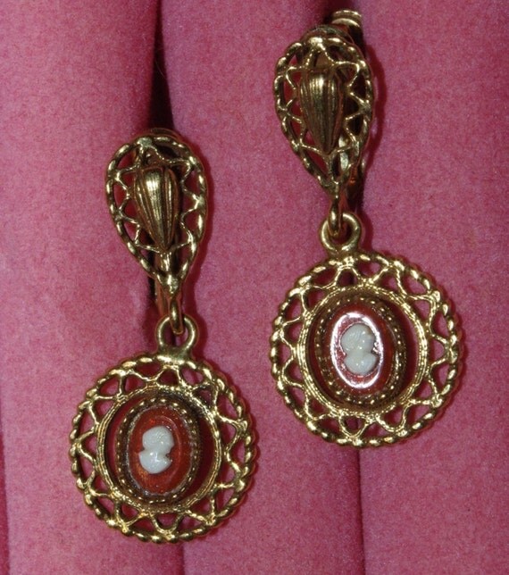 Vtg Romantic Victorian CAMEO Gold tone DANGLE Screw Back EARRINGS