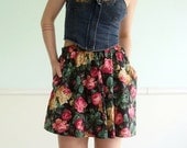 25% OFF . . . Dark Floral Rose Print FULL Mini Swing Skirt - Vintage 90s - MEDIUM M Petite
