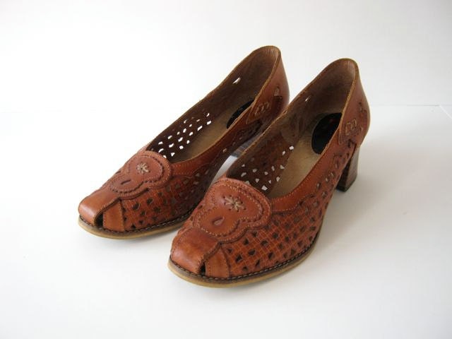 vintage 70s Bohemian brown cut out leather slip on shoes // chunky heels