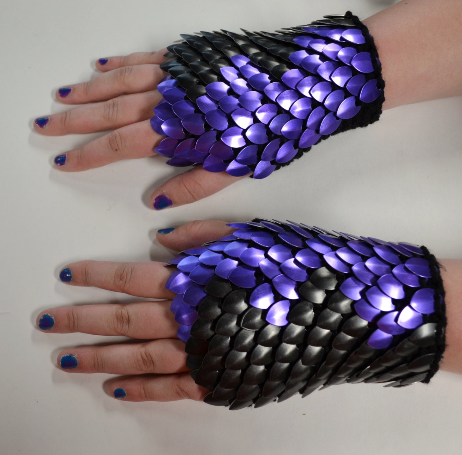 Scalemail Gauntlets knitted Dragonhide Armor Split Personality Black Purple