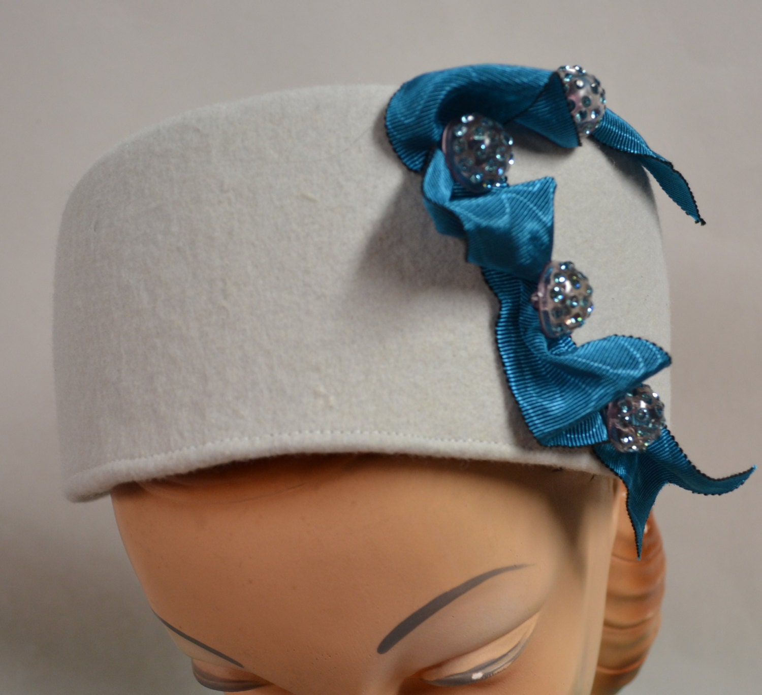 Pillbox Hat in handblocked Off White Wool Felt Mod 60's Style