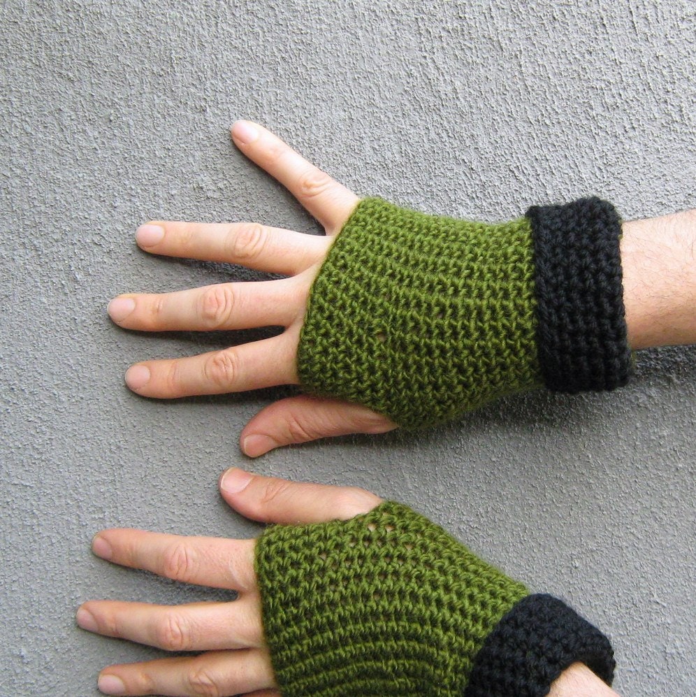 men's texting gloves/ deep olive wool crochet