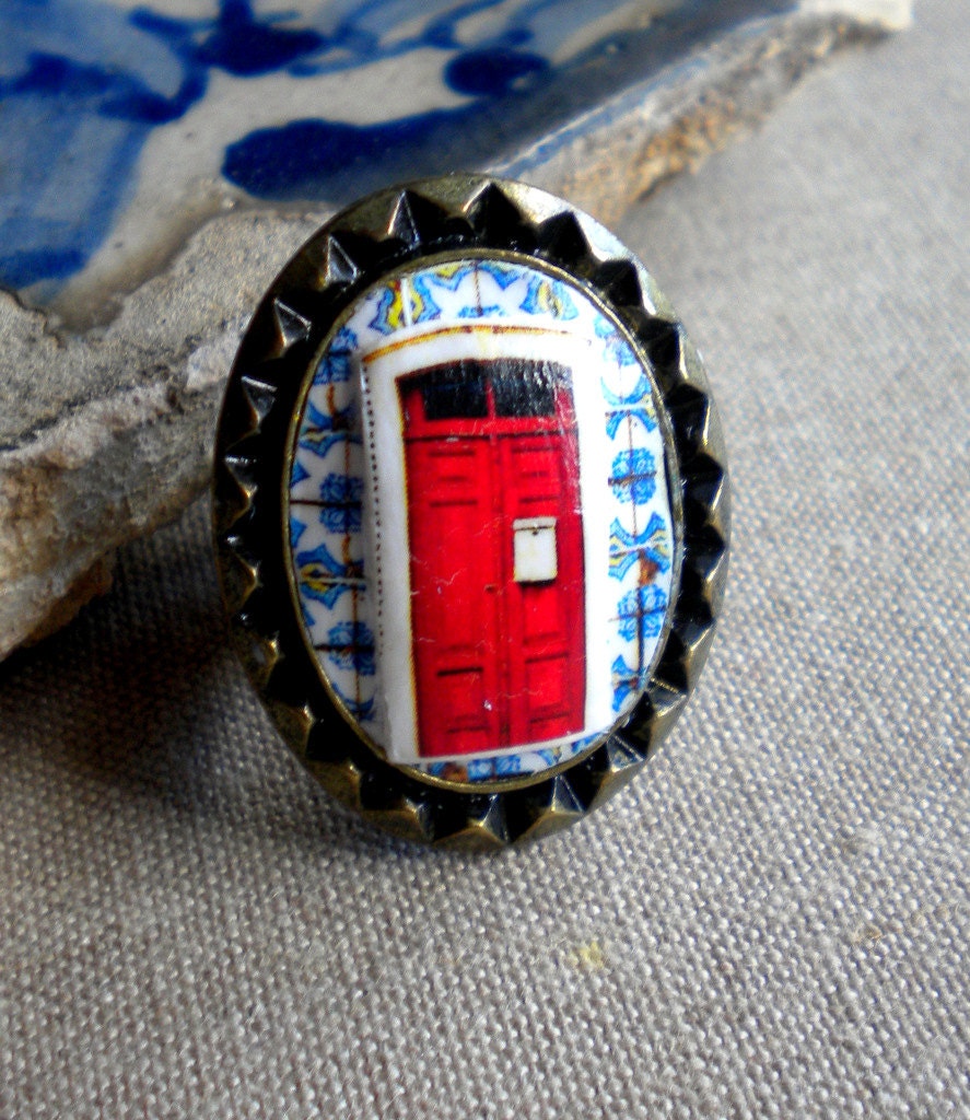 Portugal RED DOOR with Antique Azulejo Tile Replica Ring, mailbox , 2-Dimensional Stretchy - Aveiro