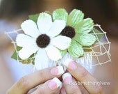 daisy comb in green and ivory, women hair acesories