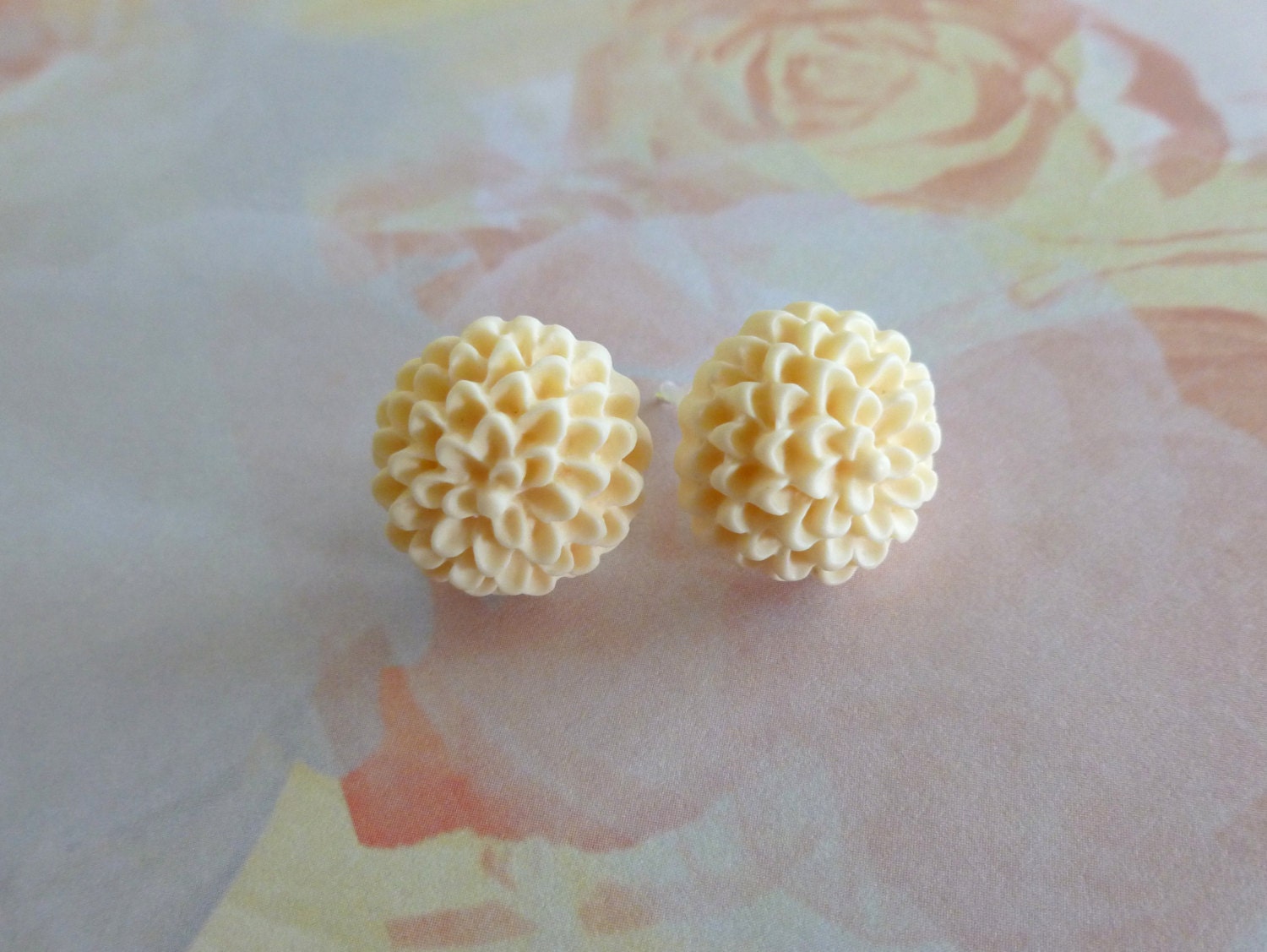 Beautiful Bloom Flower Post Earrings Off White Cream Chrysanthemums