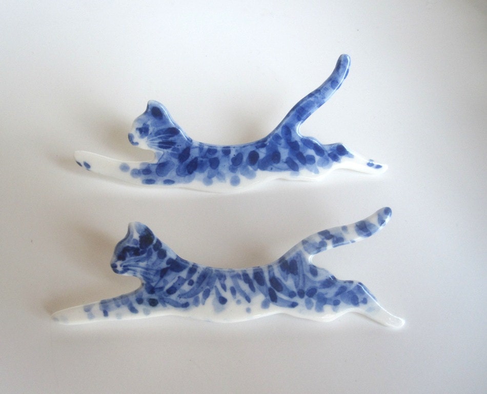 Leaping tabby cat - Handpainted blue Delft porcelain Brooch