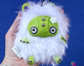 Yeti Plush Monster resin rose Squeaky Toy Creepy Cute Softie Sculpture plushie Creature - White fur, green skin - Kriture no.94