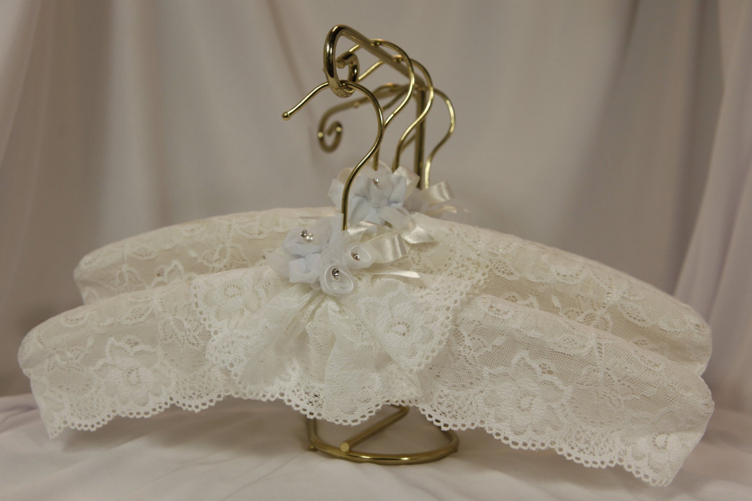 Padded WeDDING HANGeRS - Set of 5 - HANGER COUTURE - White Lace Hanger Set