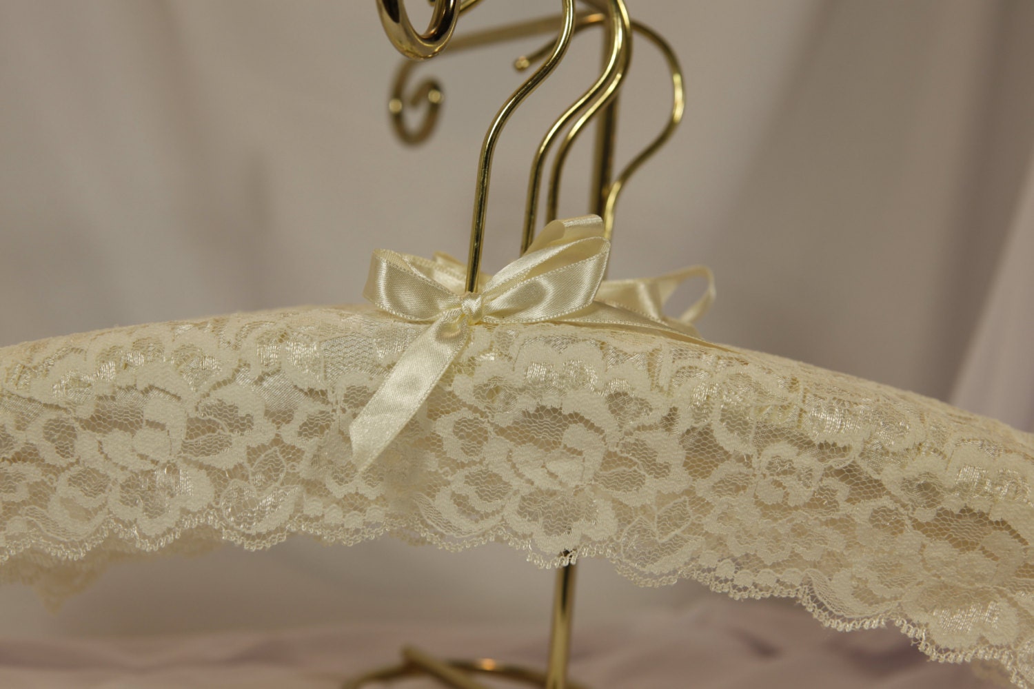 Padded WeDDING HANGeRS - Set of 5 - HANGER COUTURE - Ecru Lace Hanger Set