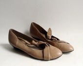 shoes 7.5 / taupe leather heels / 80s 1980s wrap flats / shoes size 7.5 / vintage shoes