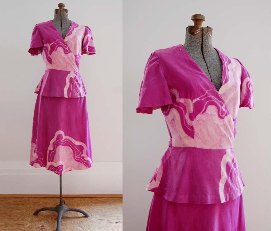 V I  N T A G E Raw Silk Hibiscus Batik Suit. Seventies Clothing Art. Forties Peplum Style.