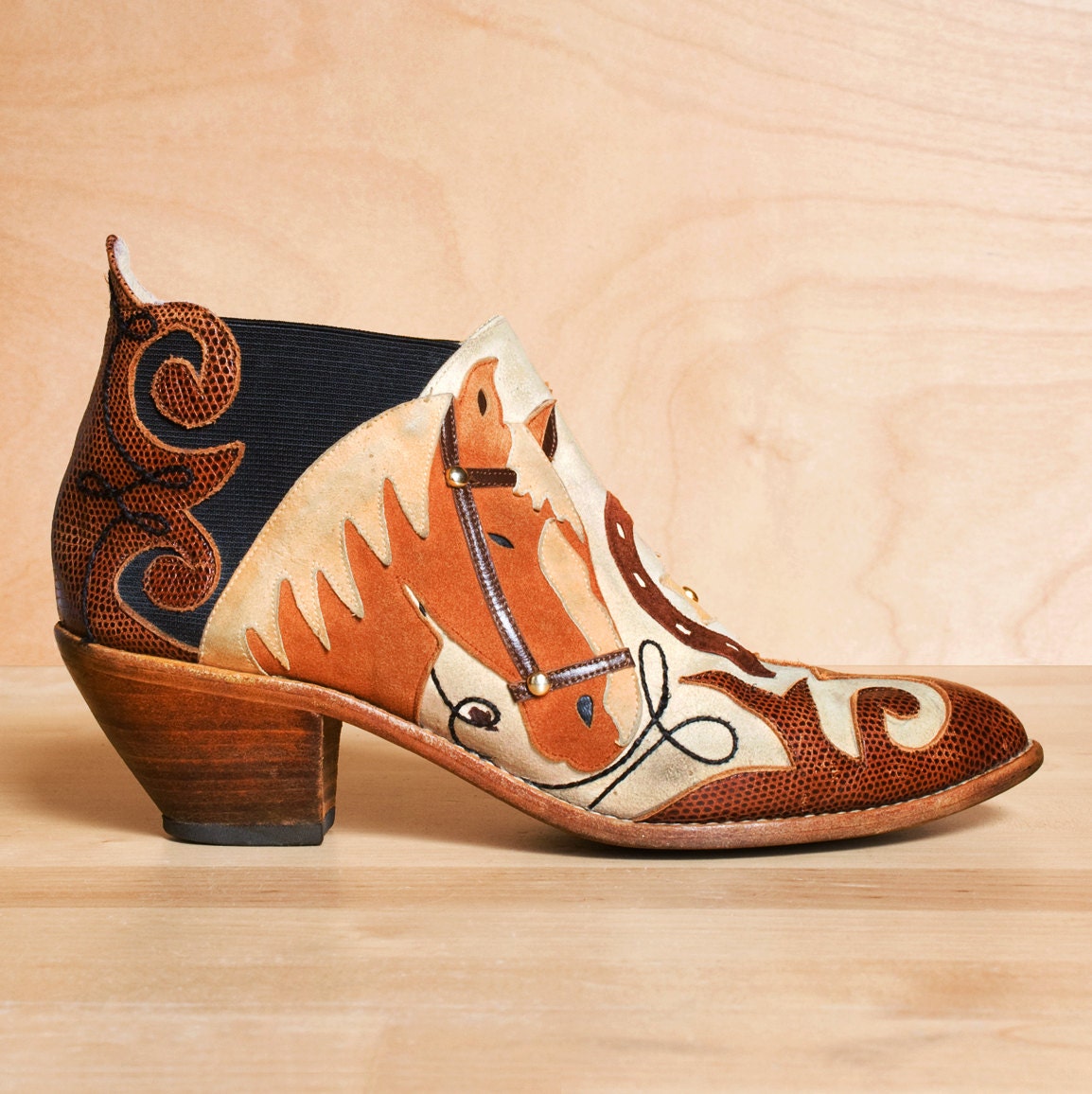 Boots 8 / vintage 1980s southwestern leather chelsea boots 8 / Horse motif / winklepickers 8 / ankle boots size 8. Made in Spain.