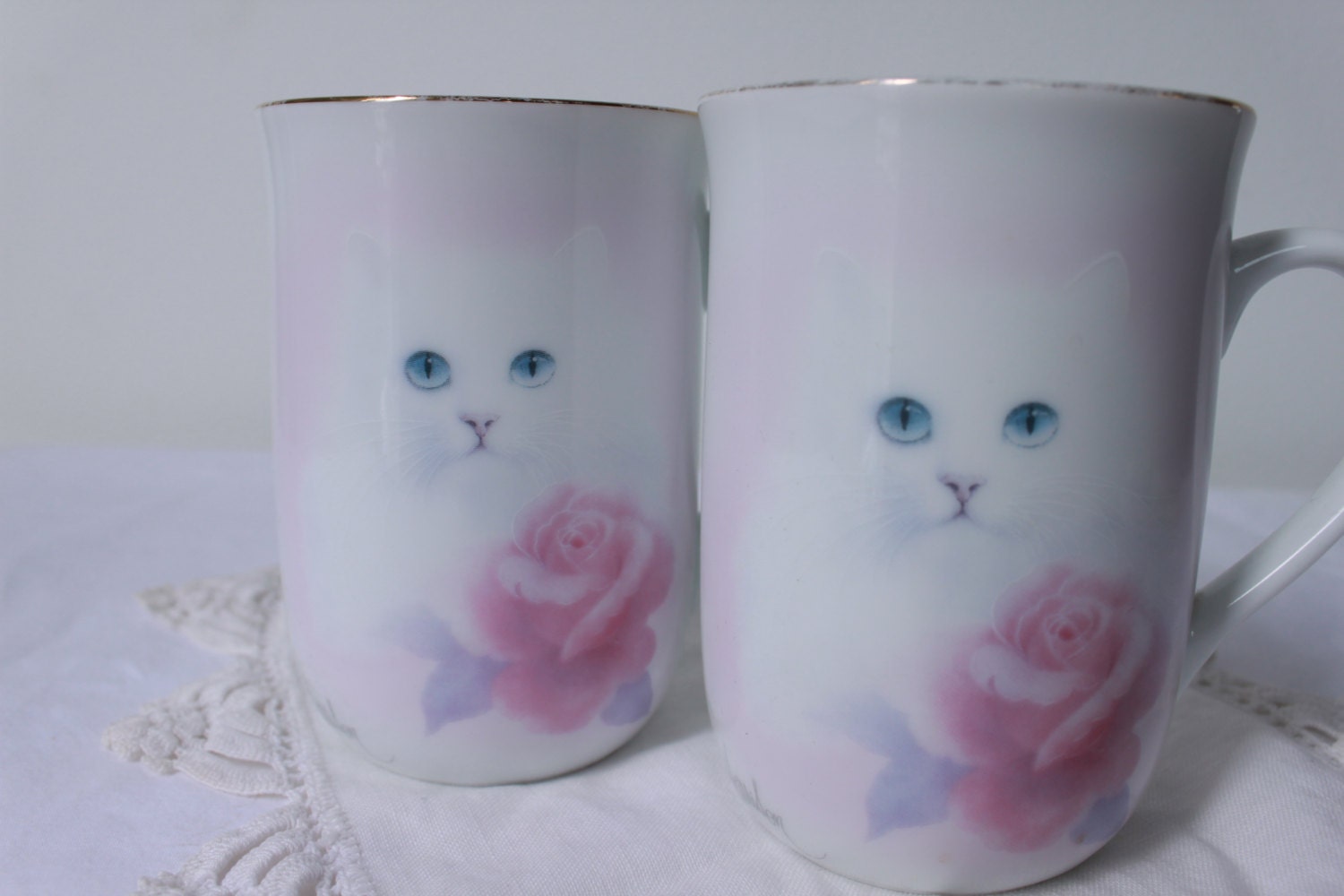 cat cups. coffee tea mug. Set of Two vintage OTAGIRI . design of Bob Harrison. Kitty Cat. Japan. pastels.
