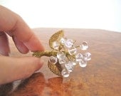 Art Deco 1930s pin brooch / beautiful glass and brass bouquet in goldtone with clear flowers