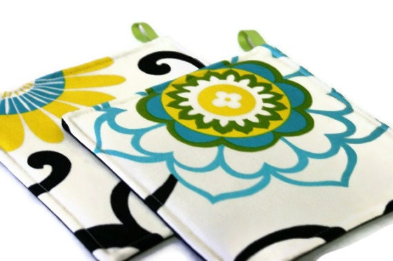 Cream Floral Canvas Quilted Potholder Set