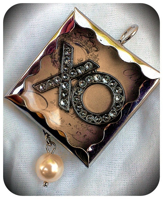 Art i Cake Large Kisses and Hugs Pendant
