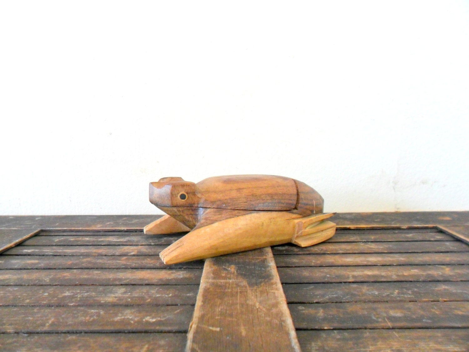 vintage small carved wood frog trinket box - jewelry box - marsh