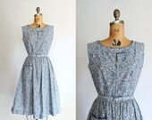 vintage 50s 60s day dress - blue paisley - sleeveless - belted - cotton -