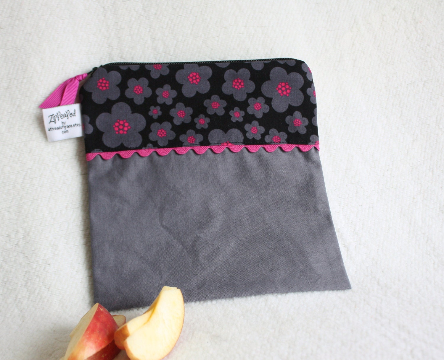 Reusable Snack Bag / Sandwich Sack, Mother's Day Gift - 7.5" x 7.5"- Nylon lined, Zippered, Machine Washable