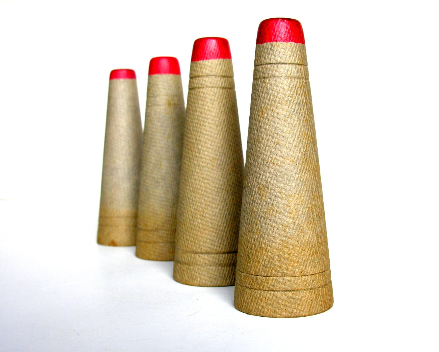 Old Thread Cones Red Tops Natural Color Cardboard Heminway Bartlett Daspun Polyester - veraviola