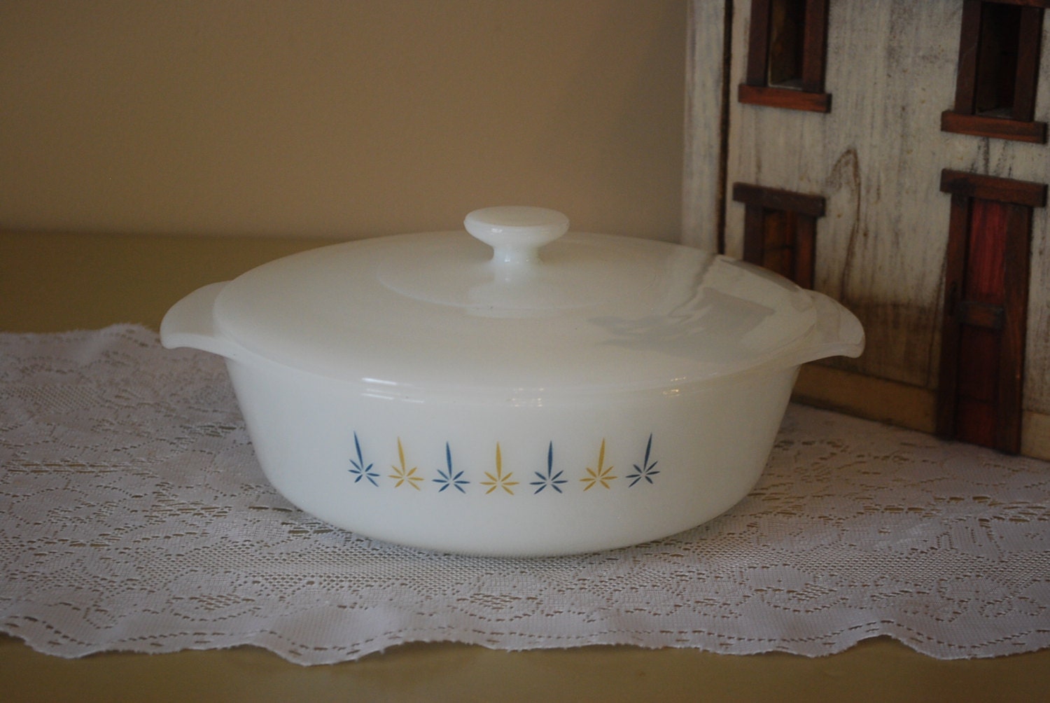 Vintage Anchor Hocking Fire King Round Casserole Dish with Cover, Candle Glow Pattern
