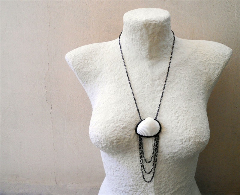 Natural Seashell Necklace - Black and White - Retro Style