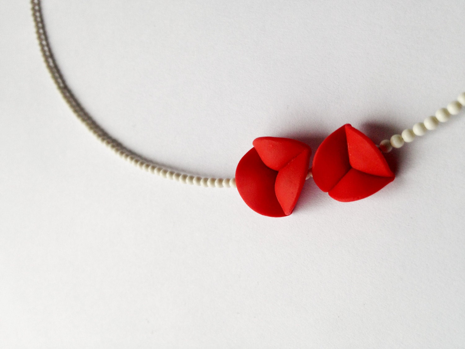 minimal chic necklace 'nO 27 red flower petals between white corals''