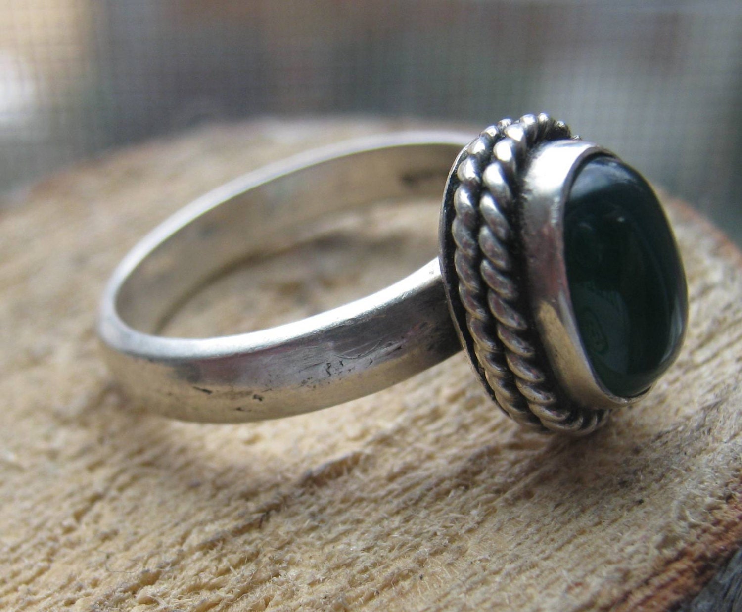 Vintage Sterling Silver Ladies Ring with Emerald Green Color Stone with Rope Design Size 6