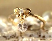 Gold bow and hearts crystal ring - 14 k goldfield .