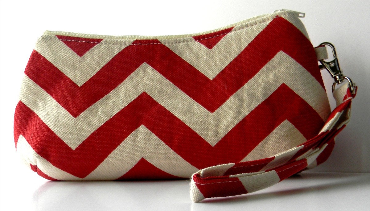Curvy Wristlet Red Chevron