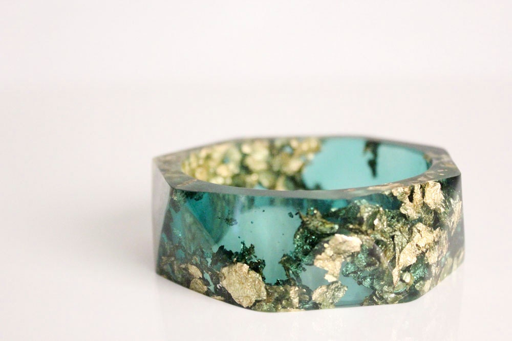 jewel tone green resin bangle made with eco resin containing gold flakes with large triangle facets