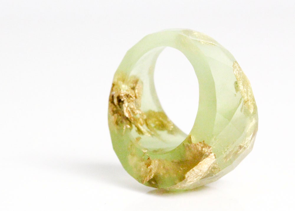 chartreuse round faceted eco resin ring featuring gold leaf flakes - size 5.5