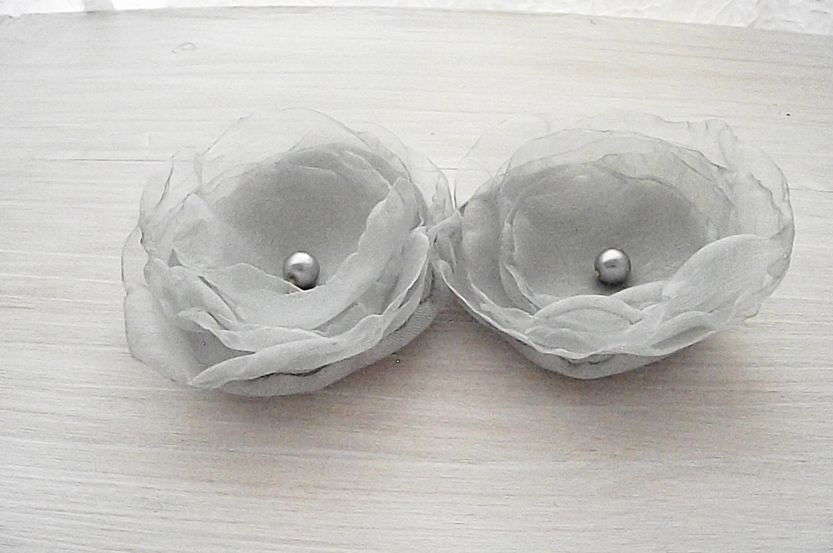 Silver gray bridal hair flowers, gray fabric flowers, bridesmaids, wedding hair accessories, hair pins