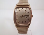 Vintage 1987 Timex Goldtone Quartz Retro Dressy Men's Mid-Size Watch W/Gold Sweep Second Hand Day/Date Window with Goldtone Expansion Band
