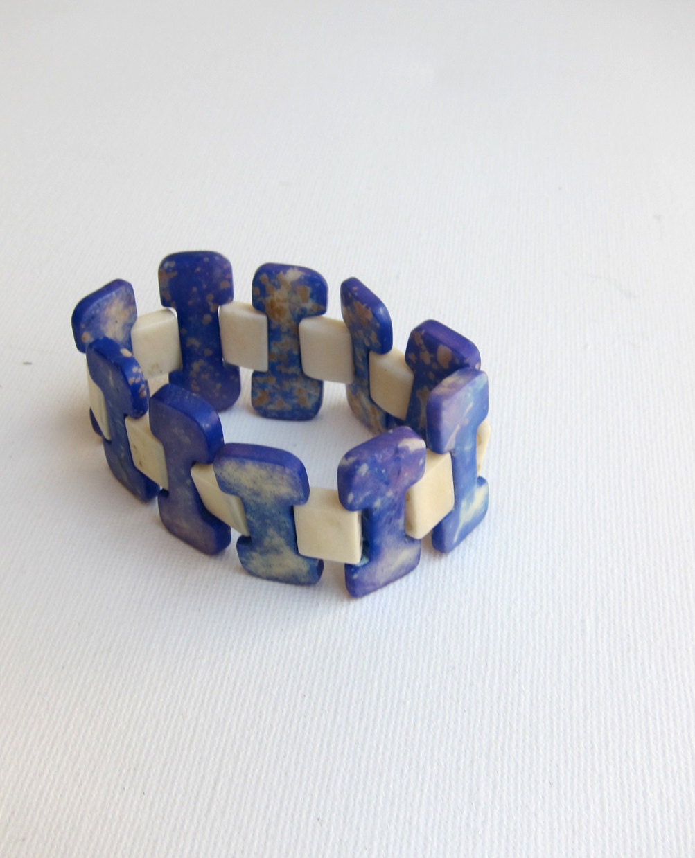 Antique 1930s art deco mottled blue and cream bakelite stretch cuff bracelet